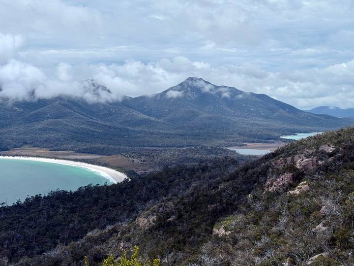 Una vista costera impresionante con montañas y una bahía extensa.