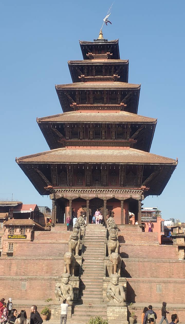 Een traditioneel gebouw met meerdere verdiepingen in Nepal.