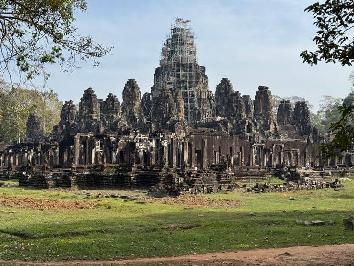 Uitzicht op de Bayon Tempel met meerdere stenen torens onder een heldere hemel.