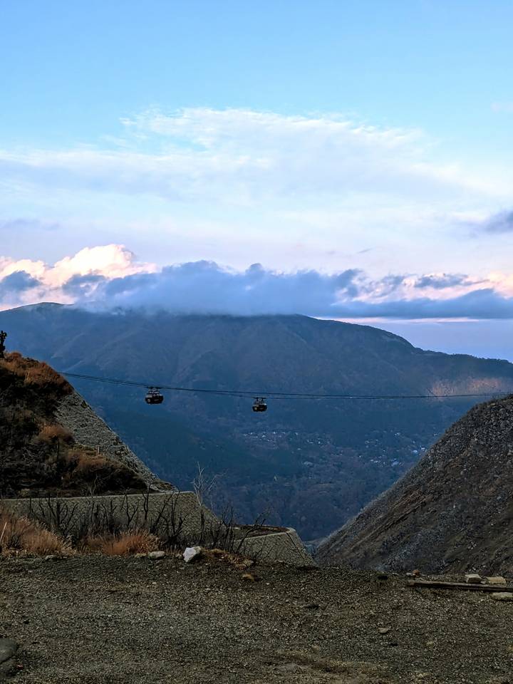 Montañas con teleféricos y cobertura de nubes.