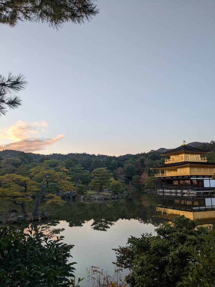 Pabellón Dorado con jardín y reflejo en un estanque.