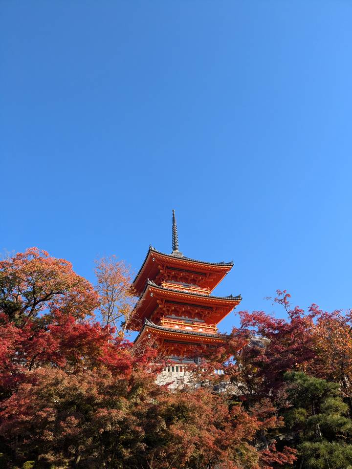 Pagoda japonesa tradicional con cielo despejado.