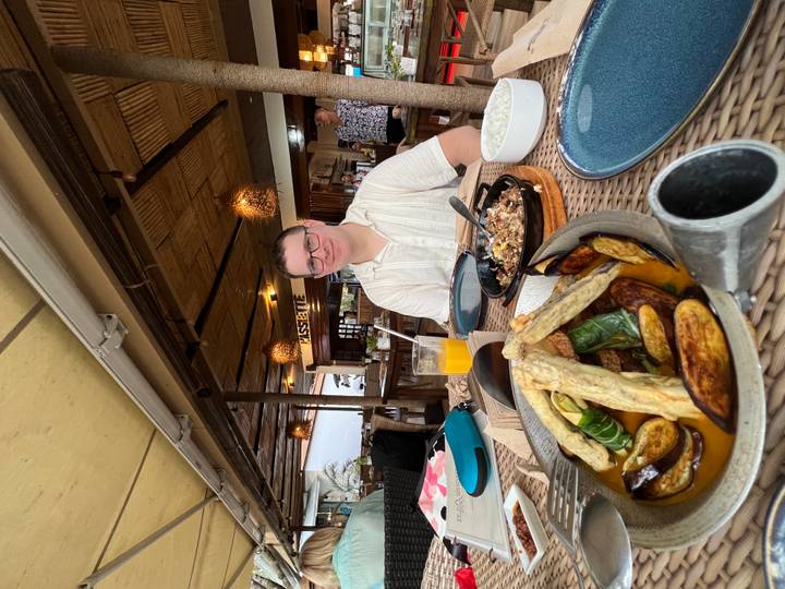 Person, die in einem Restaurant mit traditionellen Speisen speist.