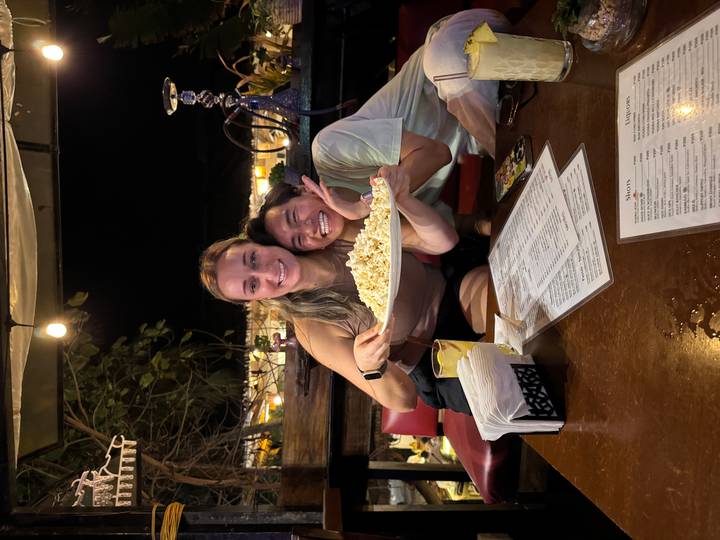 Zwei Personen genießen Essen an einem Restauranttisch.