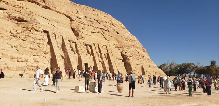 Touristen besuchen die antiken Abu Simbel Tempel, bedeutende in Fels gehauene Bauwerke.