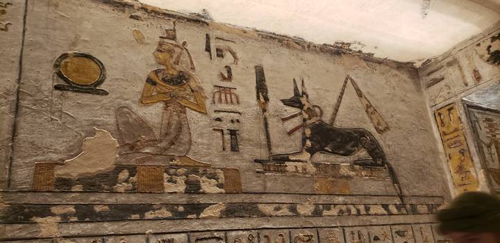 Tempelwand mit Darstellungen von Gottheiten und Hieroglyphen.