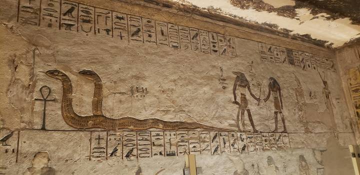 Antike Wandschnitzerei, die Figuren und Schriften darstellt.