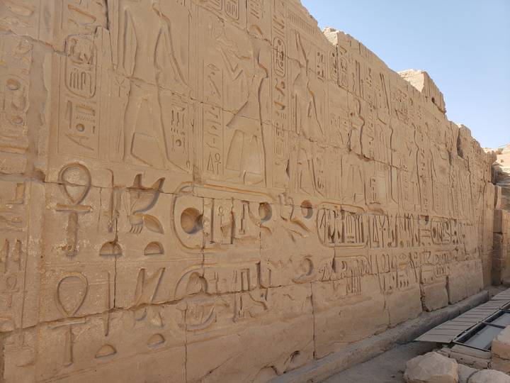 Altägyptische Hieroglyphen, die in eine Steinwand eingemeißelt sind.
