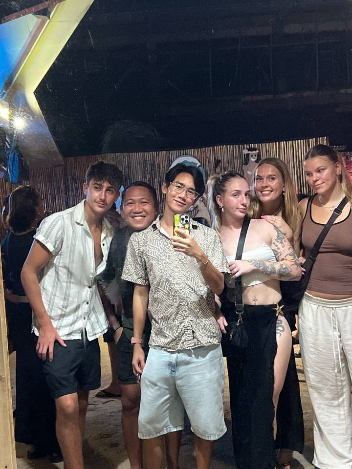 Gruppenselfie in einem Restaurant mit Bambusdekor.