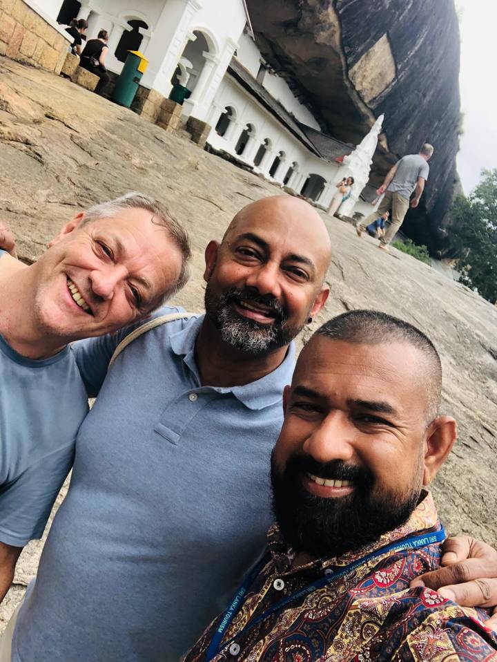 Una selfie grupal con tres individuos sonrientes.