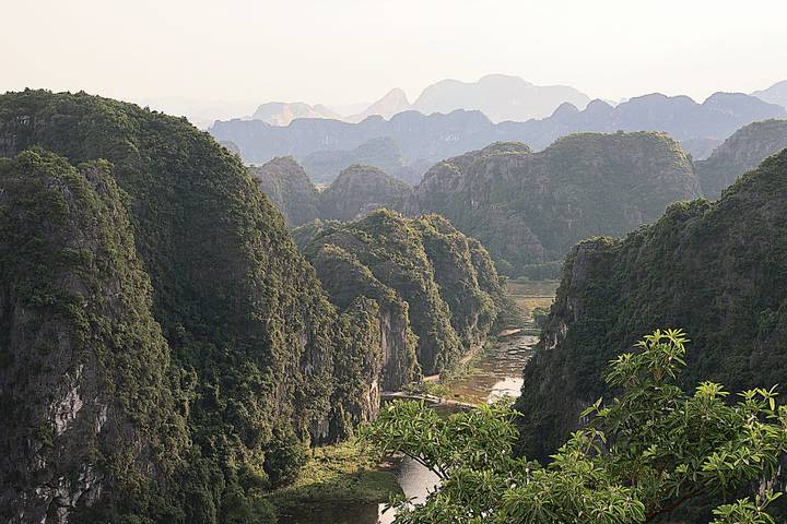 Atemberaubender Blick auf Kalkstein-Karst und grüne Landschaft unter weichem Licht.
