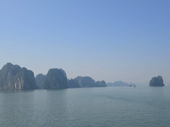 Weiter Ozeanblick mit Kalksteinkarst in der Halong-Bucht.