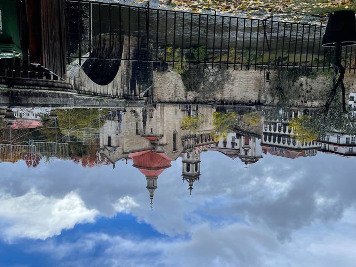 Historische gebouwen en brug over een rivier.