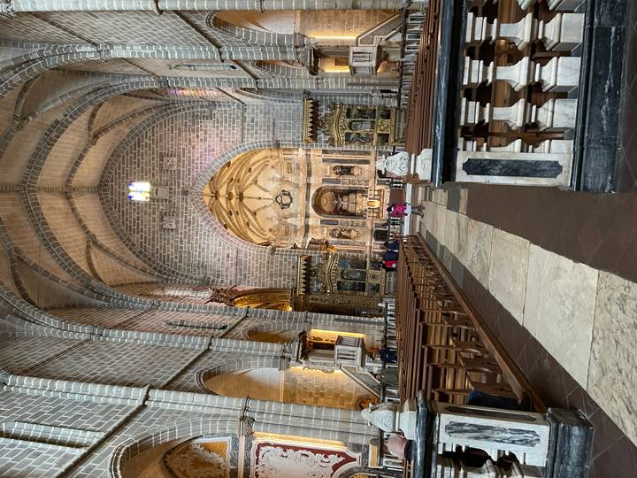 Interieur van een kerk met sierlijke bogen en decoraties.