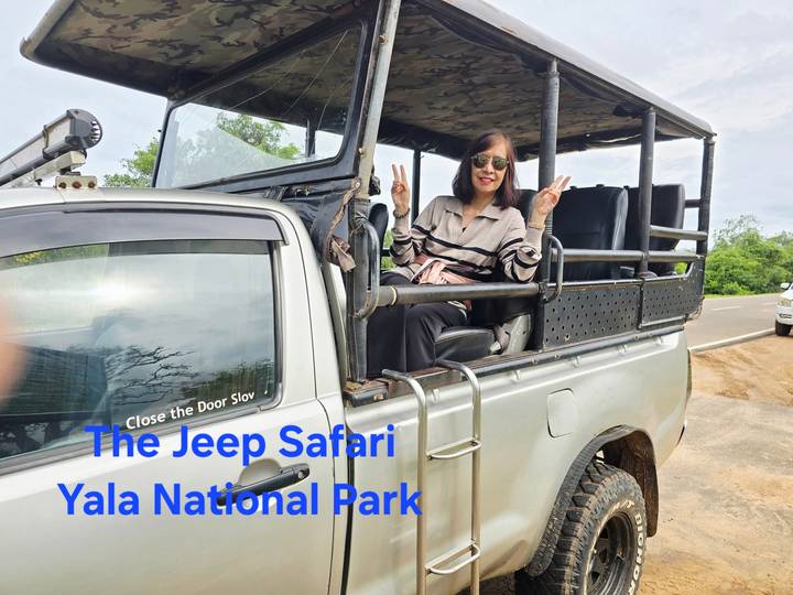 Een vrouw zittend in een safari jeep met overlappende tekst over Yala Nationaal Park.