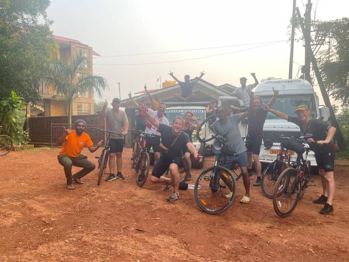 Groupe de cyclistes posant avec leurs vélos.