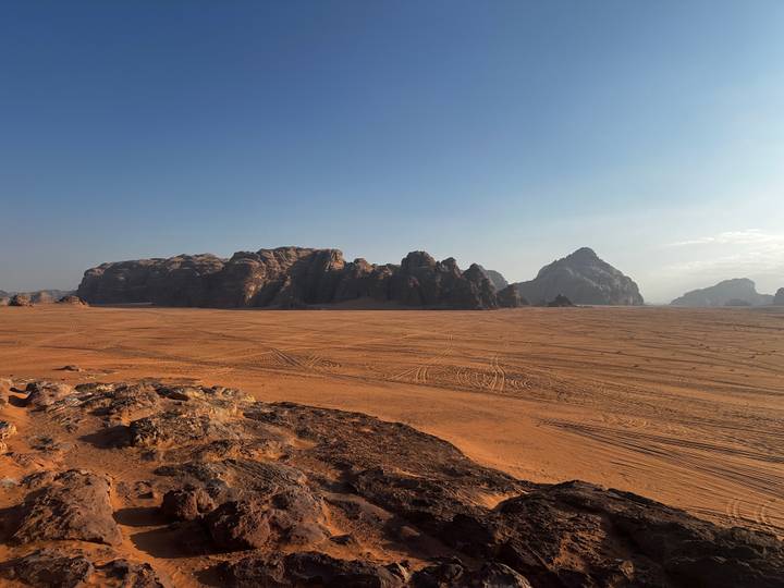 Paysage désertique avec des formations rocheuses sous un ciel dégagé.