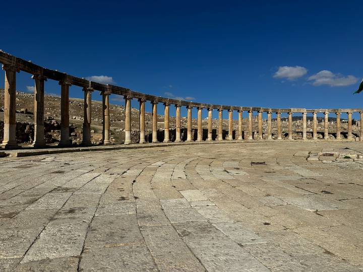 Ruines romaines antiques avec une série de colonnes.