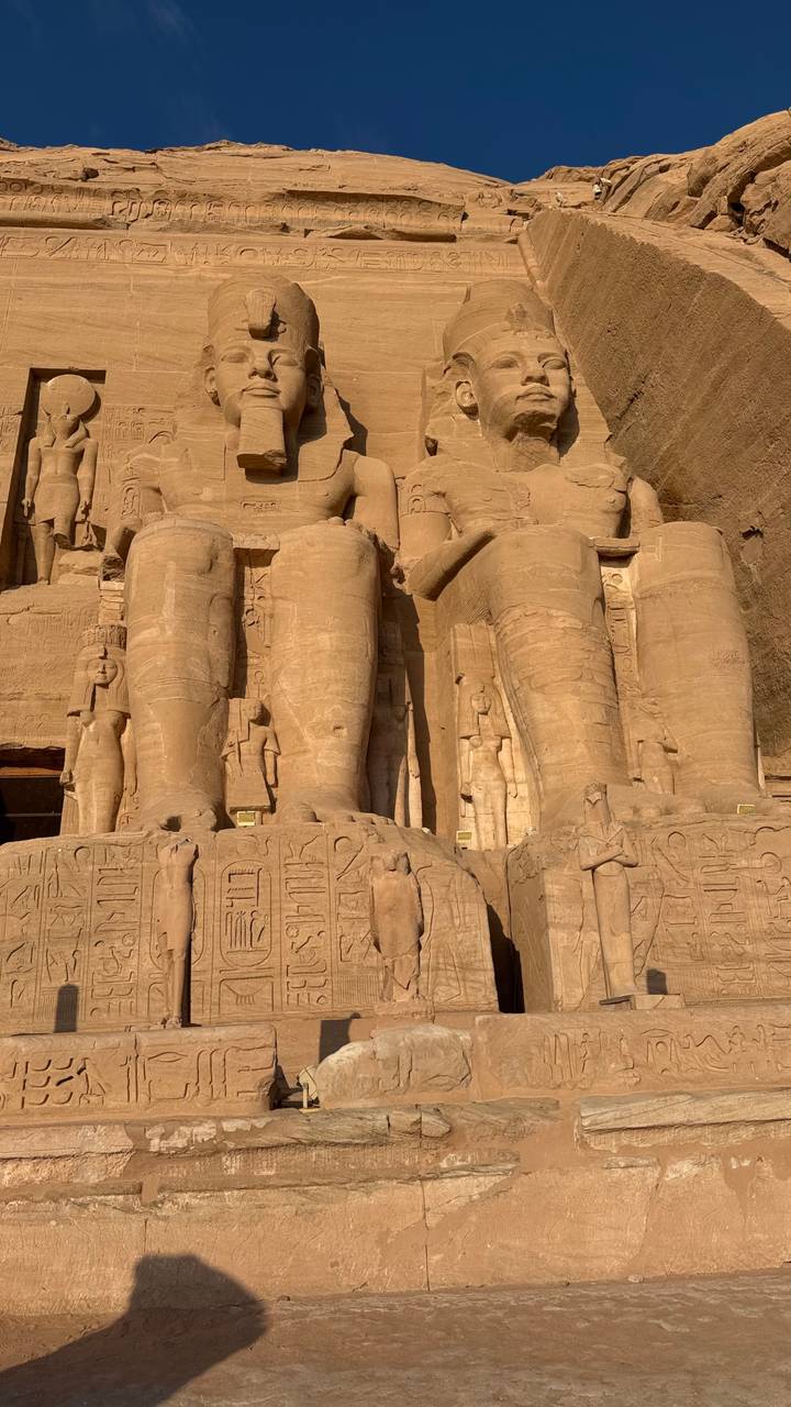 Primer plano de estatuas del antiguo Egipto con jeroglíficos.