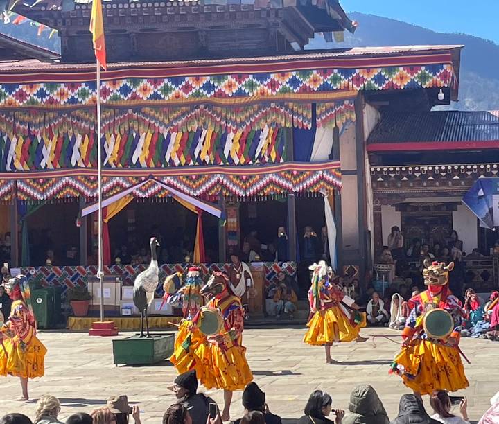 Actuación tradicional con bailarines en atuendos coloridos.