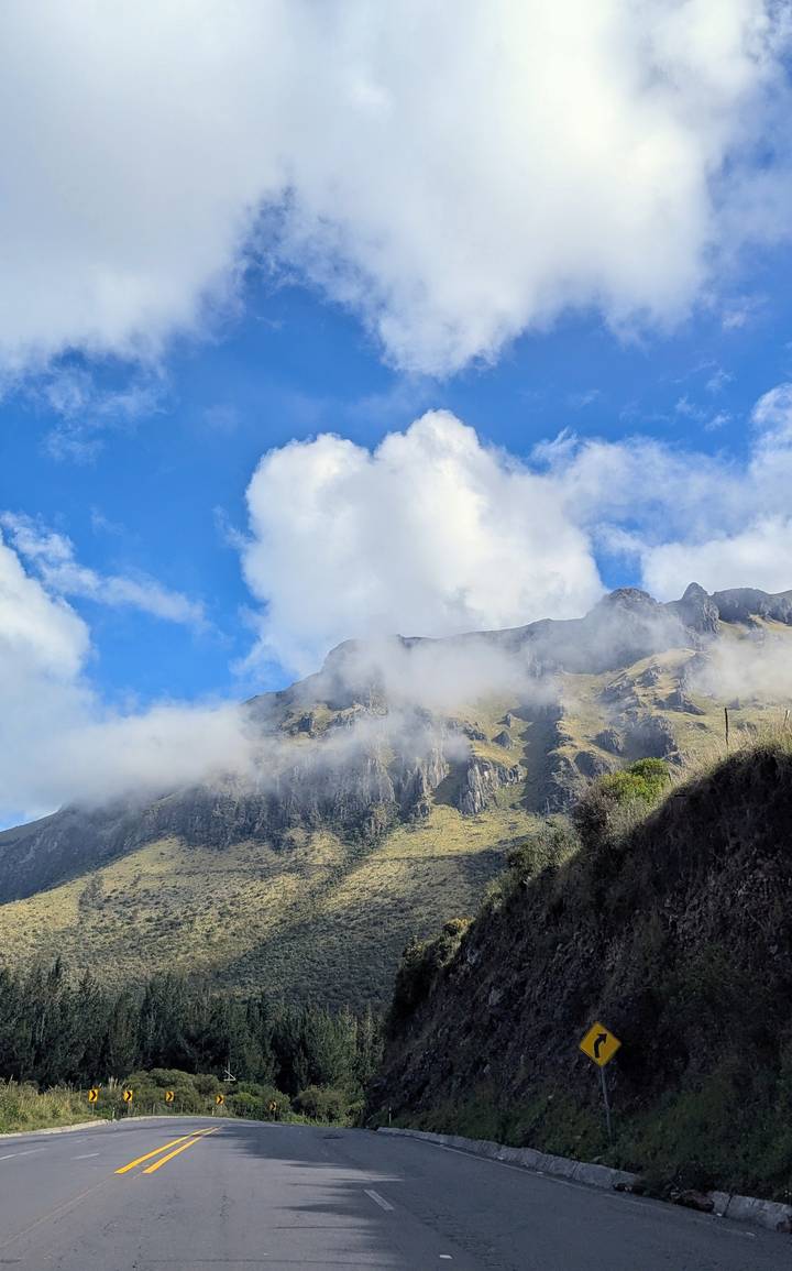 Montagne en silhouette sur un ciel bleu avec des nuages.