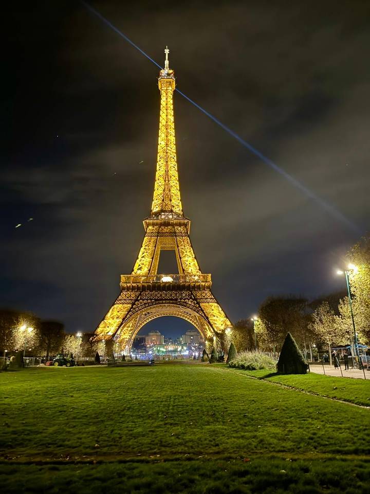 Tour Eiffel illuminée la nuit.
