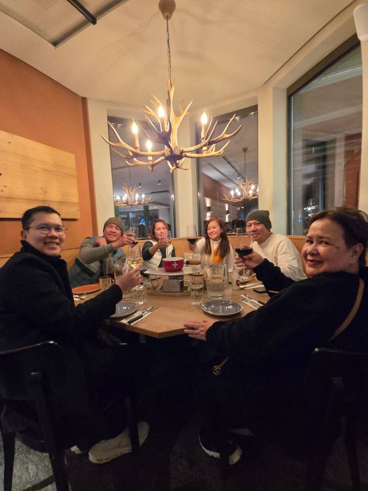 Groupe de personnes prenant un repas dans un restaurant.
