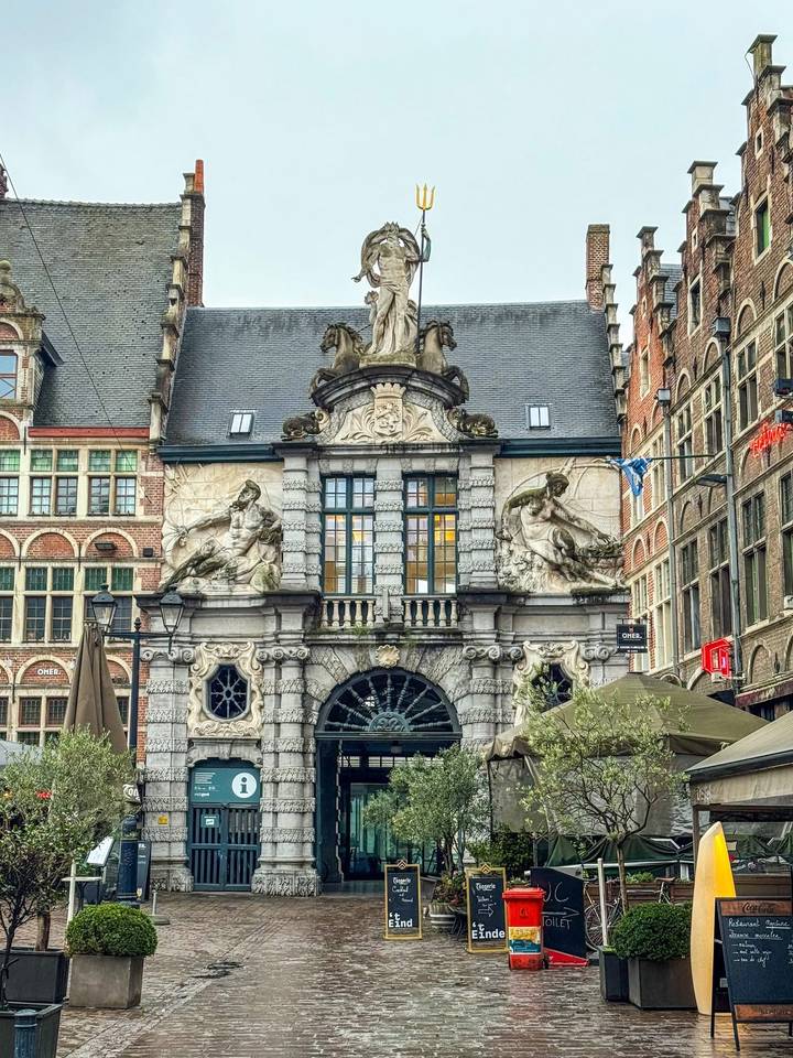 Bâtiment historique avec des statues et des sculptures complexes sur la façade.