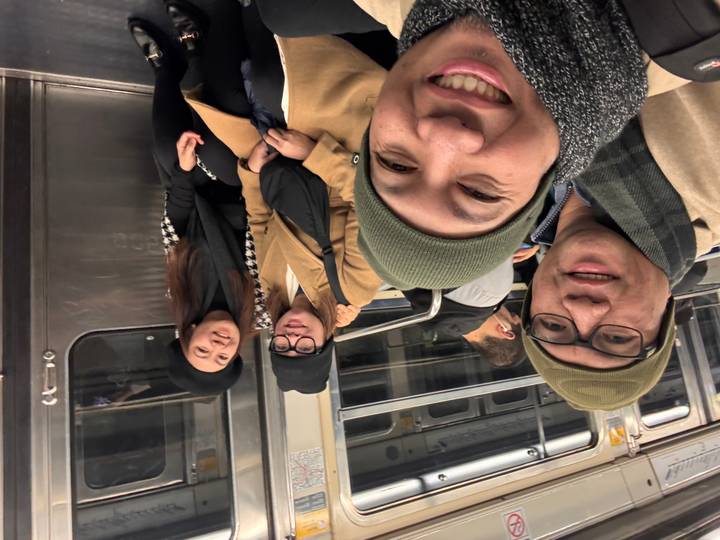 Groupe de personnes assises à l'intérieur d'un train.