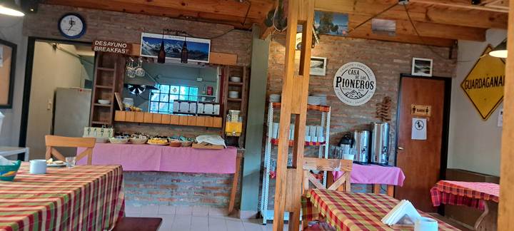 Interieur van een rustieke eetruimte met een ontbijtopstelling