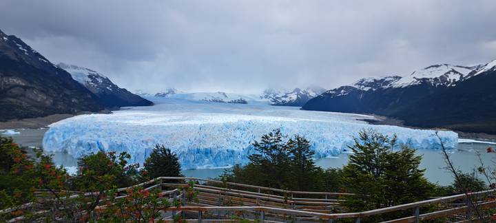 Perito Moreno-gletsjer met omliggende bergen