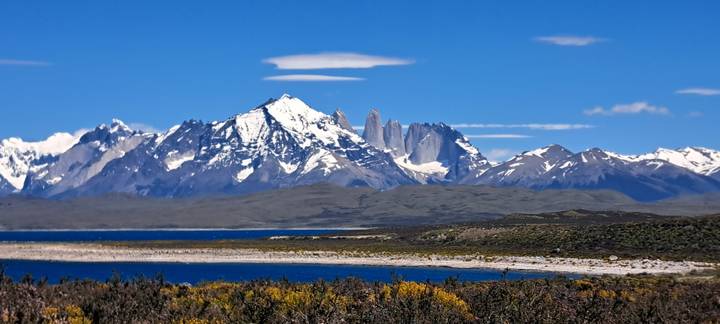 Uitzicht op de Torres del Paine bergketen met een meer op de voorgrond