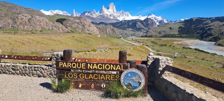 Bord voor Parque Nacional Los Glaciares met bergen op de achtergrond