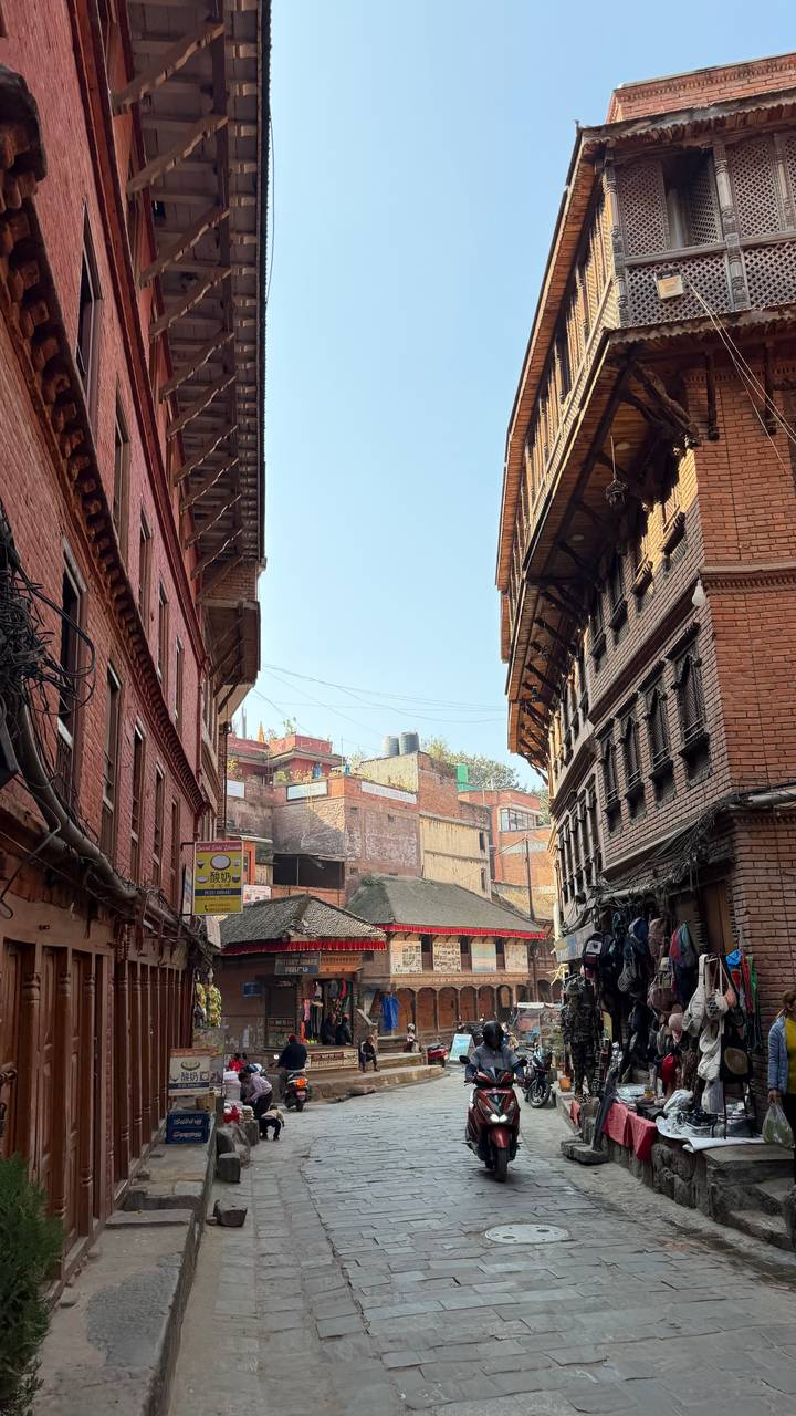 Enge Straße mit traditionellen Backsteingebäuden und komplizierten Details.