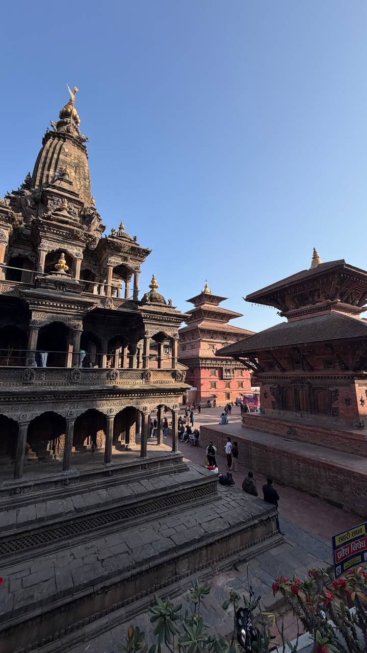 Traditionelle Gebäude an einem historischen Platz mit Menschen drumherum.