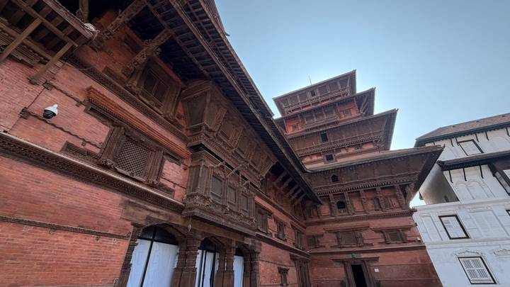 Außenansicht eines traditionellen mehrstöckigen Ziegelgebäudes.