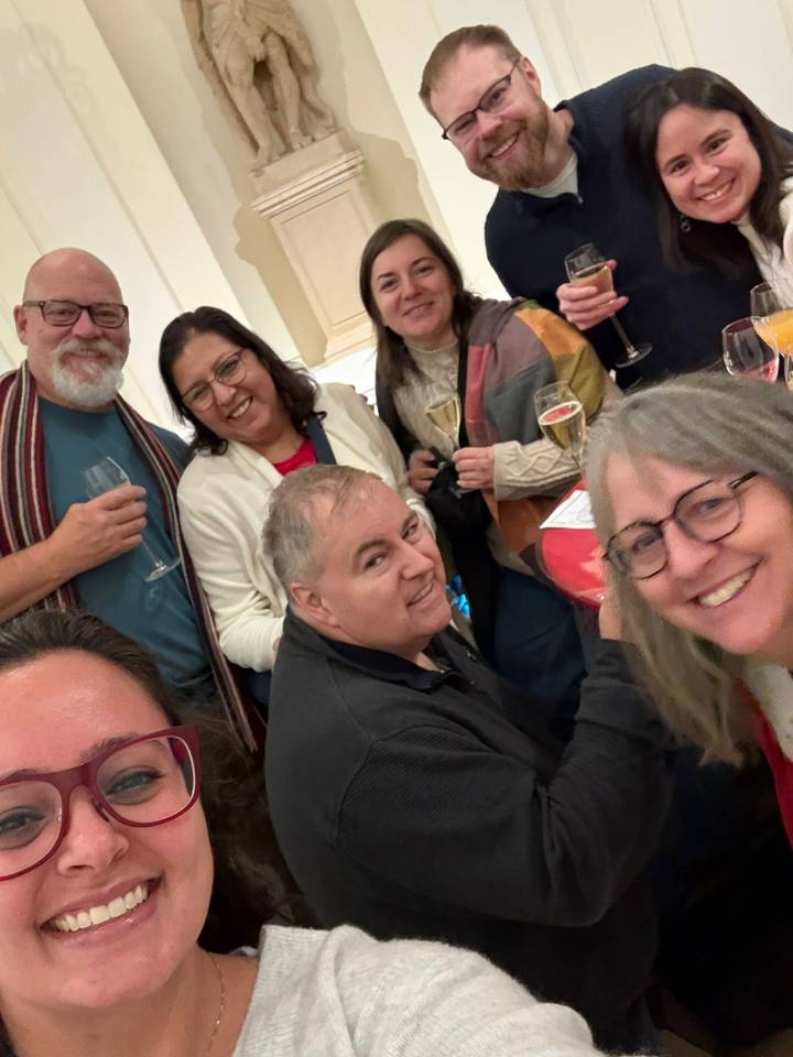 Freunde genießen Getränke und unterhalten sich bei einer Veranstaltung in geschlossenen Räumen.