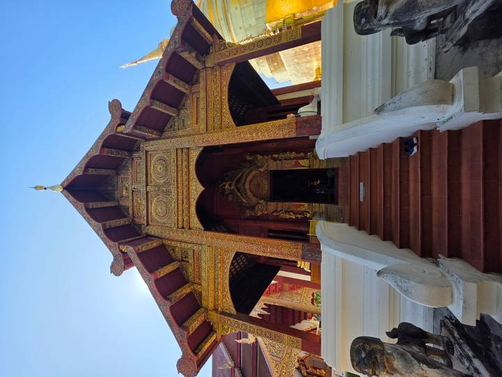 Kunstvoller Tempel mit komplizierten Details und rot-goldener Dekoration.