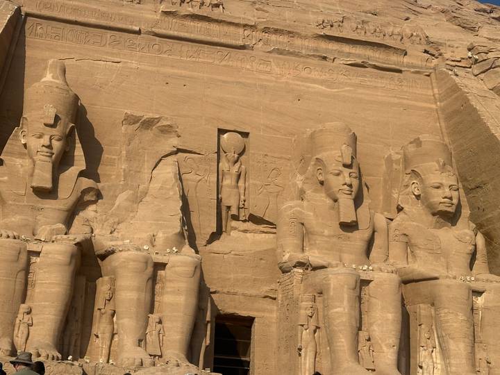 Enormes estatuas de piedra talladas en la pared del acantilado.