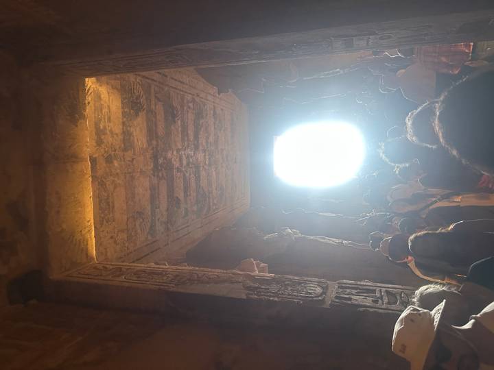 Interior abarrotado de un templo con jeroglíficos.