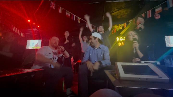 Des gens profitant d'une atmosphère animée dans une boîte de nuit.