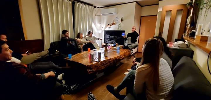 Rassemblement de groupe à l'intérieur avec une atmosphère décontractée.