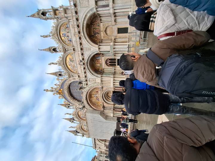 Menschen bewundern die Basilika San Marco in Venedig.