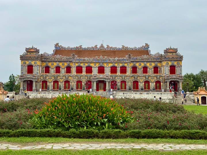 Varillas de incienso coloridas en exhibición.