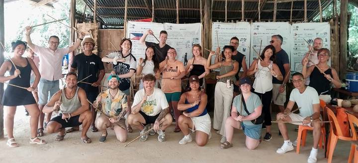 Eine Gruppe, die an einer kulturellen Kunst- und Handwerksaktivität teilnimmt.