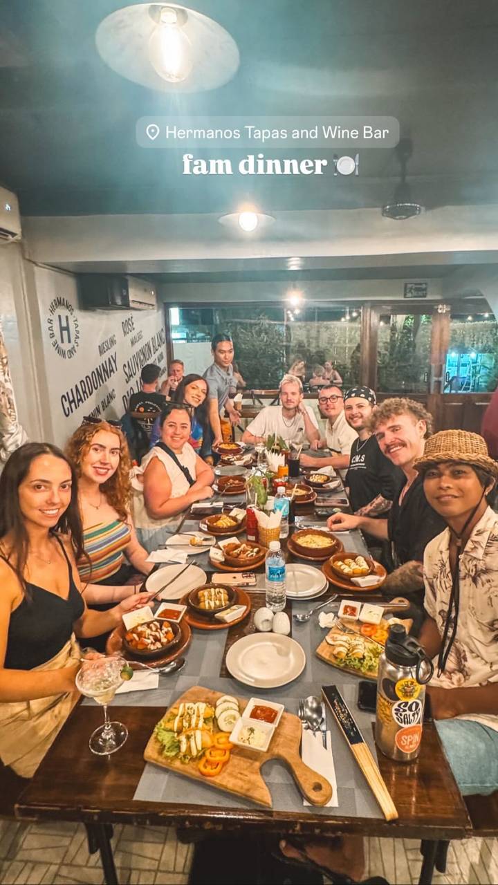 Gemeinsames Essen in einem Restaurant im Freien.