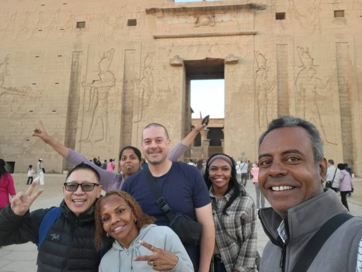 Touristen vor einem großen altägyptischen Tempel.