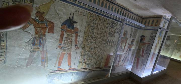 Inneres eines Grabes mit bunten Hieroglyphen an den Wänden.