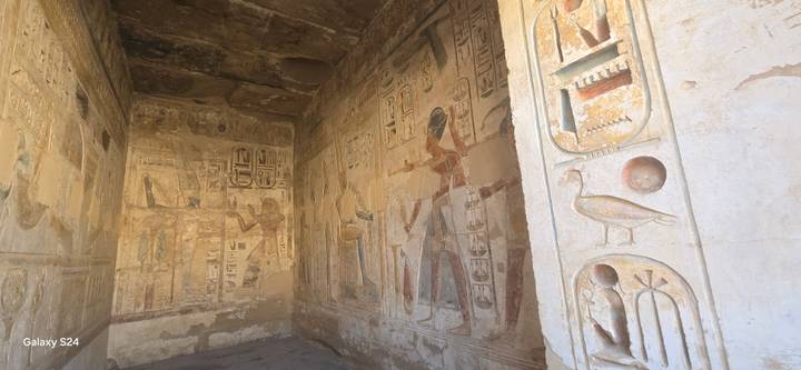 Wandschnitzereien und Hieroglyphen an einer antiken Struktur.