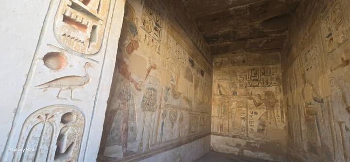 Alte Mauer mit Schnitzereien und Gemälden.